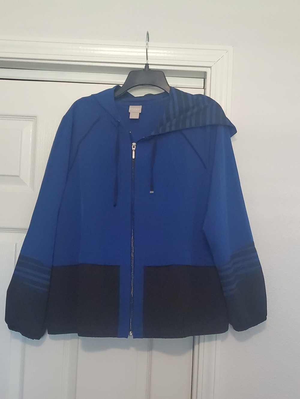 Chico’s Zenergy Colorblock Hooded Windbreaker Jacket Blue Black Size 2 L 12/14